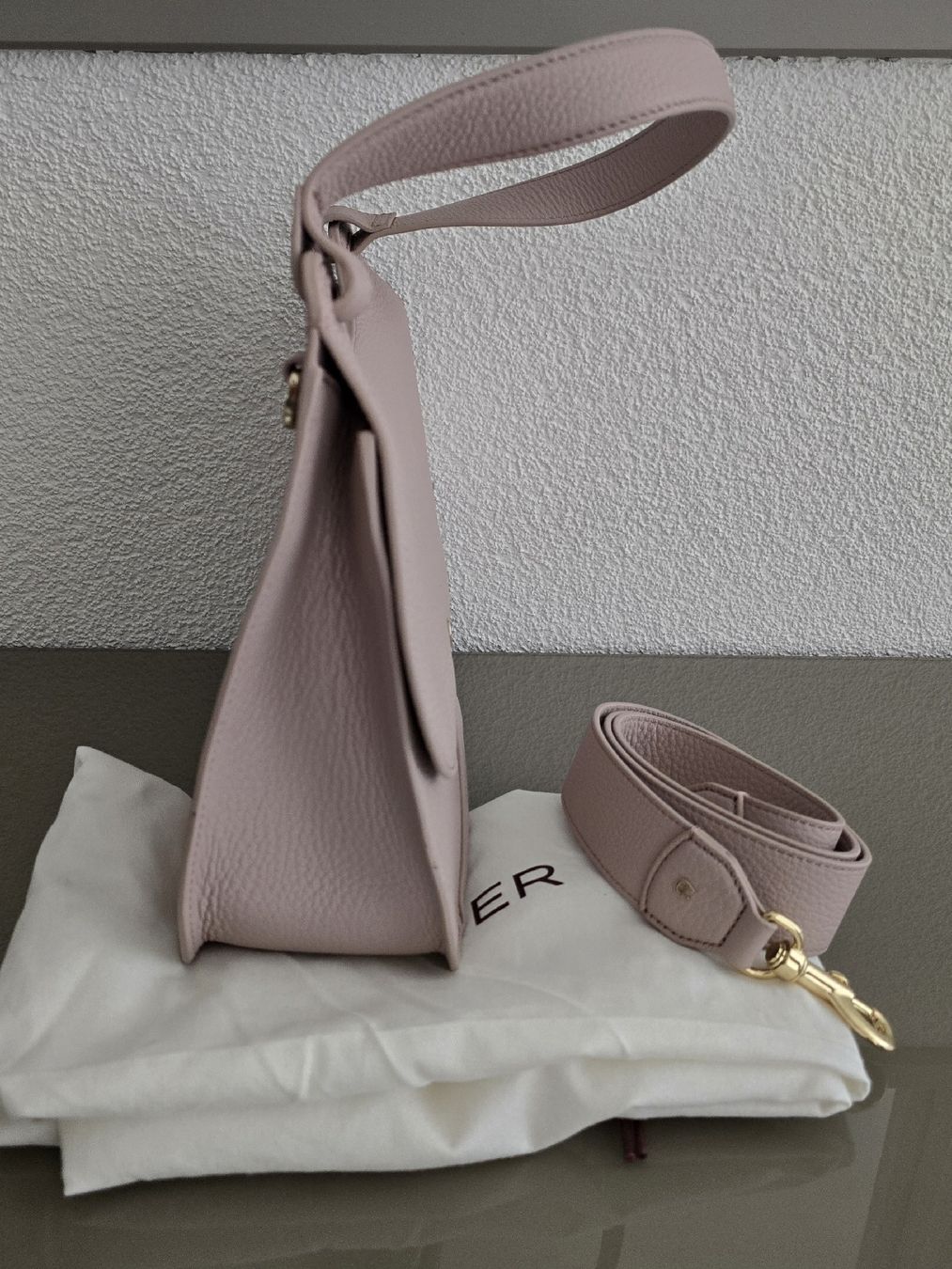 Aigner Borse da donna: Handtasche Aigner Fliederfarbig Leder – Nuovo e nell'imballaggio originale da Untereggen venduto da cla_kb2w 2