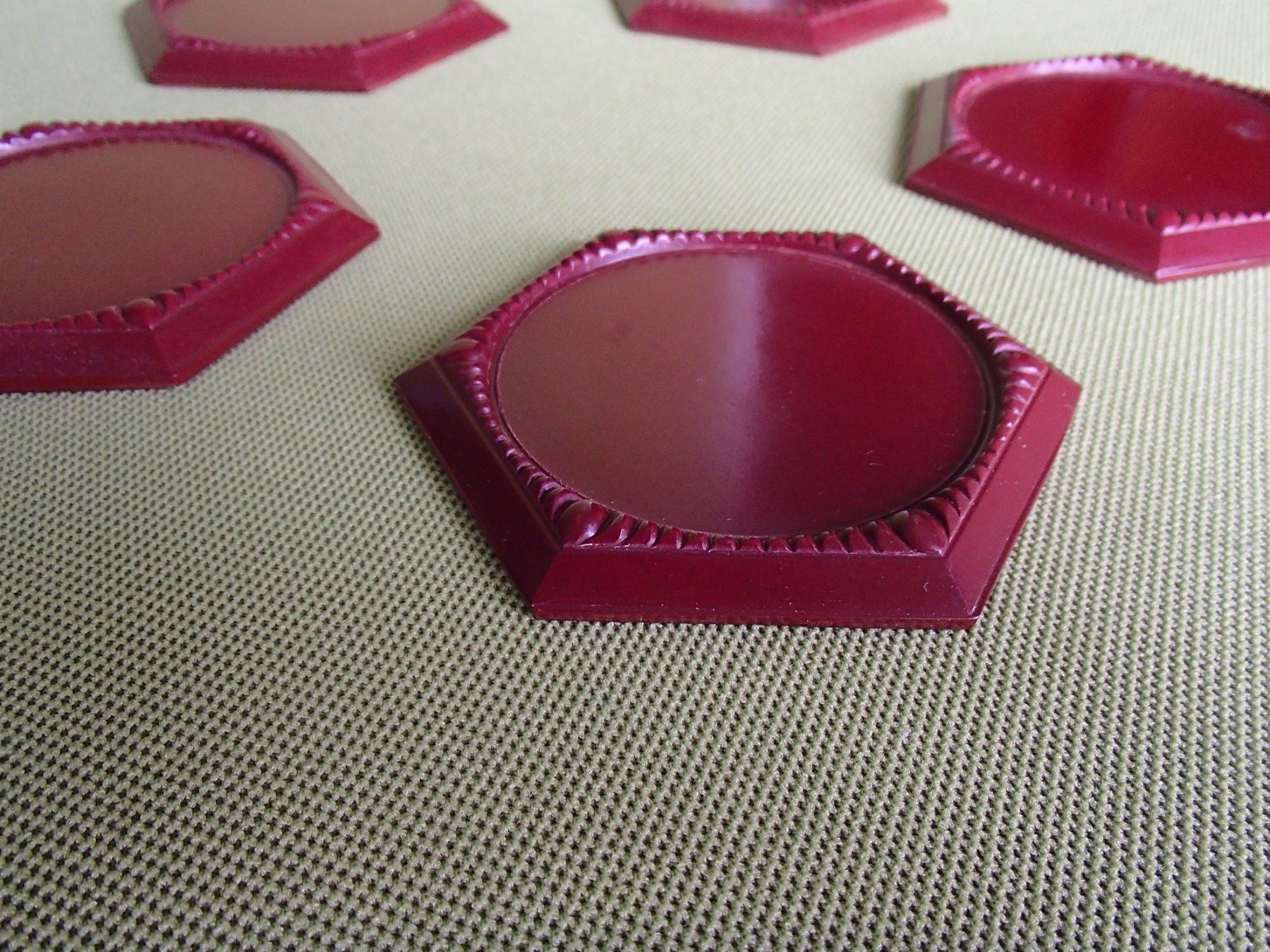 Sottobicchieri: 5 rote 6 eckige Bakelit Glas Untersetzer – Usato da Schöfflisdorf venduto da pullux 2