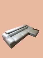 Ecksofa und Sessel in hellgrauem Leder - guter Zustand