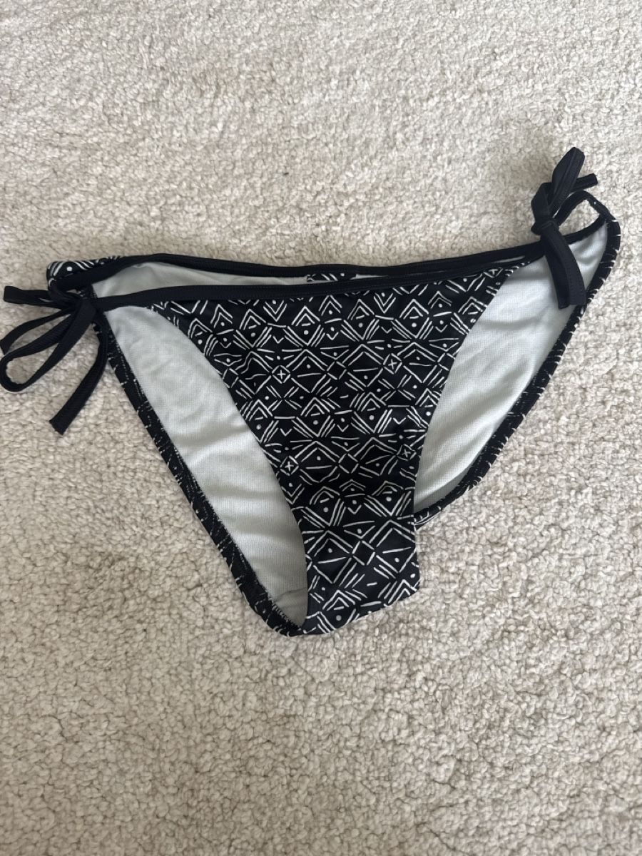Decathlon Badekleider & Bikinis: Bikini Weiss Schwarz – Gebraucht aus St. Niklausen LU von car_2562 2