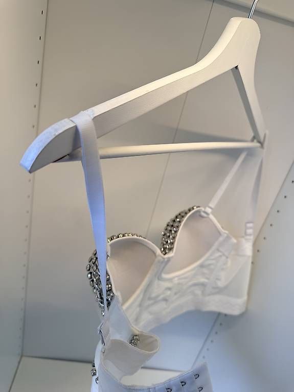 Top: Bustier blanc orné de strass  Taille S  État neuf – Nuovo (secondo la descrizione) da Biel/Bienne venduto da secondstore 9