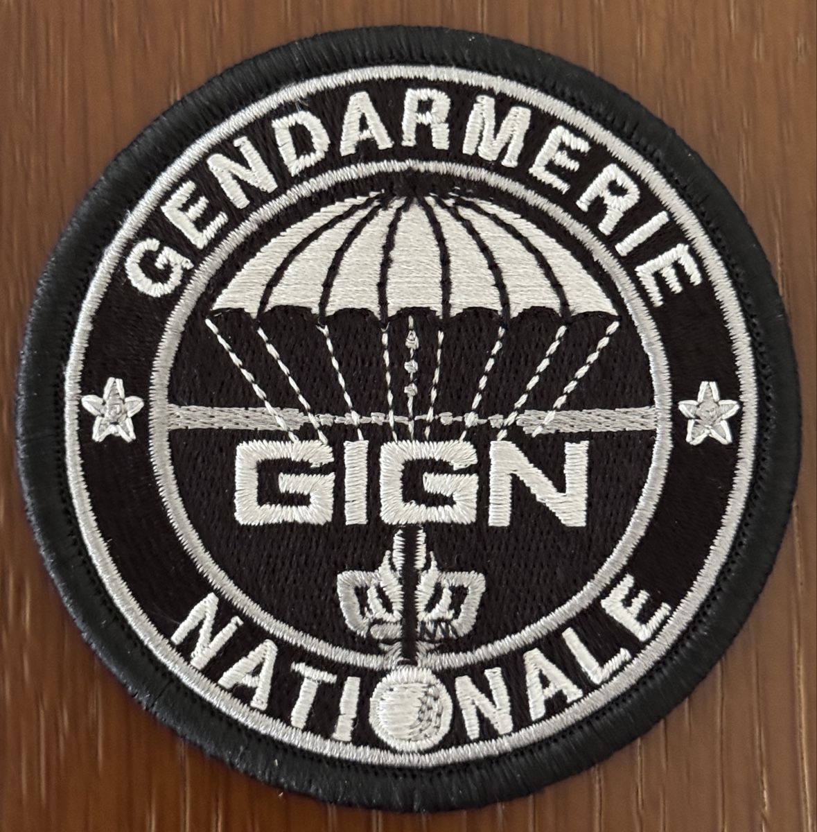 Placchette & Badge: Badge - GIGN – Nuovo e nell'imballaggio originale da Genève venduto da CollectorComp