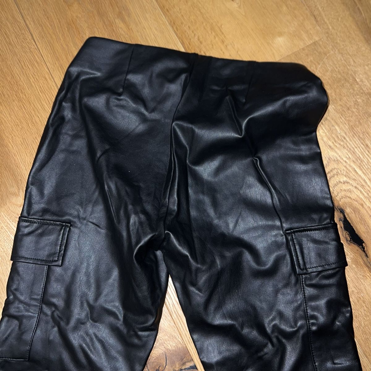 Only Pantaloni: Schwarze Fake-Leder Hose – Nuovo (secondo la descrizione) da Chur venduto da noe_mh8b 1