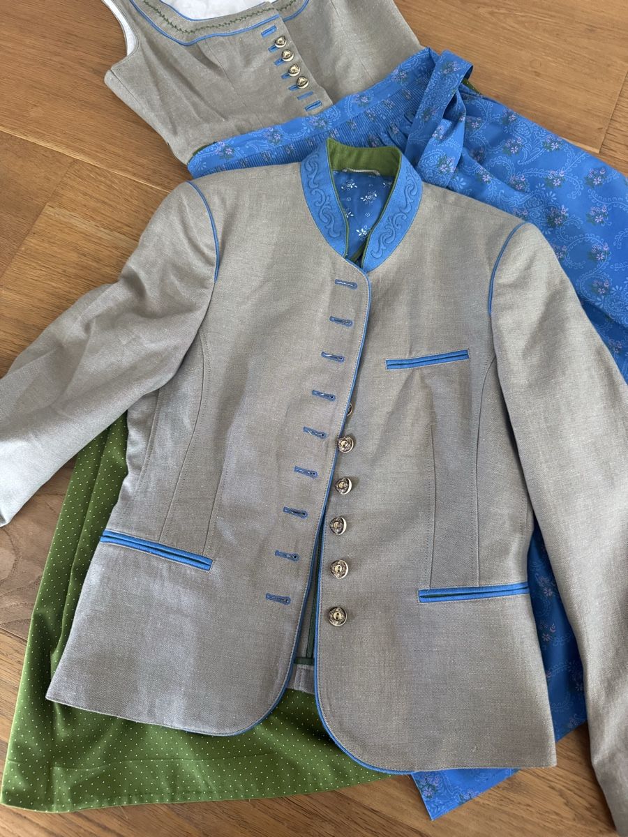 Vestiti: Dirndl 3 teilig – Usato da Saas im Prättigau venduto da Holliwood 3