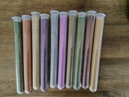 10 Reagenzgläser mit farbigem Sand