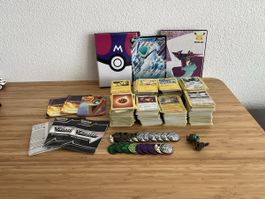 Pokémon-Set: 1'500+ Karten, 2 Alben, 20 Münzen, Figur & Spie