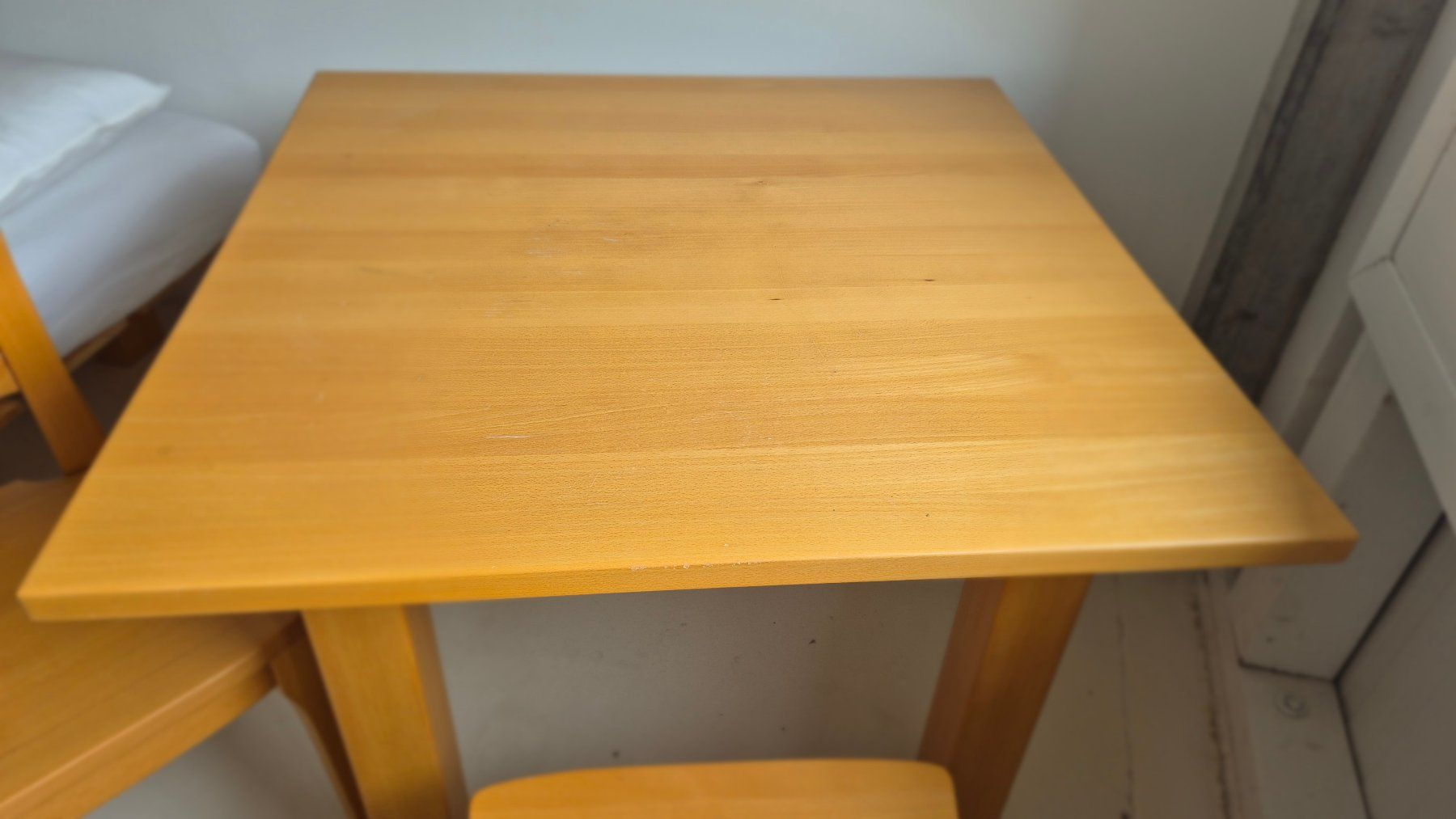Set di tavolo e panche: Massiver kleiner Tisch mit zwei Stühlen – Usato da Trimmis venduto da Florianschlumpf 3