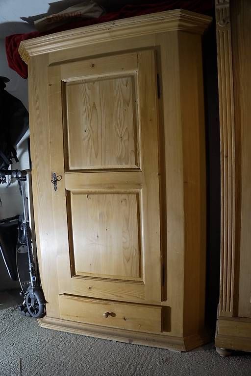 Armadi: antiker Holzschrank – Usato da Ebmatingen venduto da glip