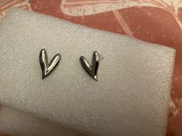 Silberfarbene unregelmässige elegante Herz Ohrstecker, neu