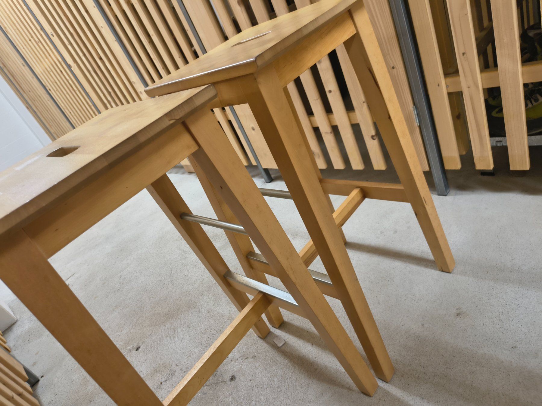 Ikea Set di tavolo e panche: Ikea Hochtisch und Hochstühle – Usato da Zürich venduto da car_w65f