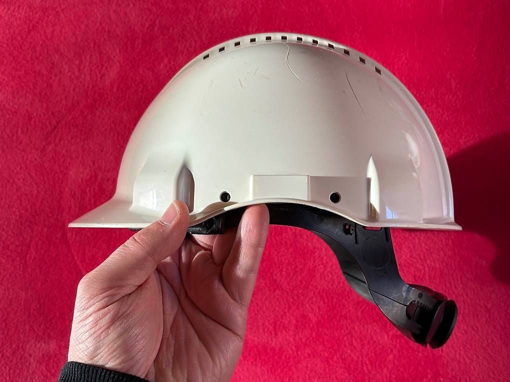 Protezione per viso e udito: Casco cantiere – Usato da Maroggia venduto da Luca_Ferrario 1