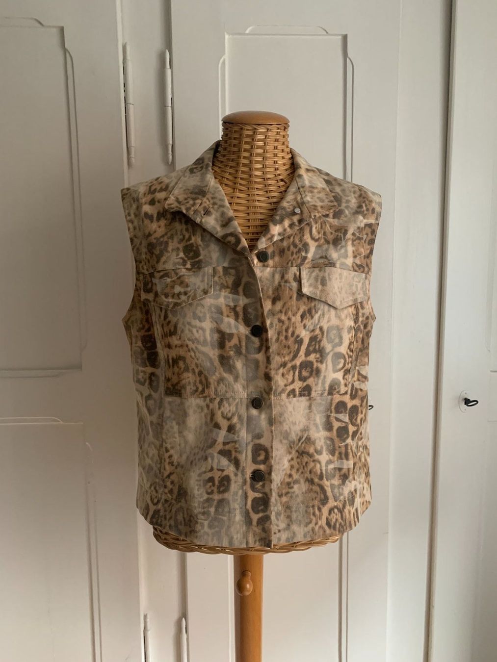 Monari Gilets & Westen: MONARI - Leo Gilet beige 42 – Gebraucht aus Zürich von Diazaio