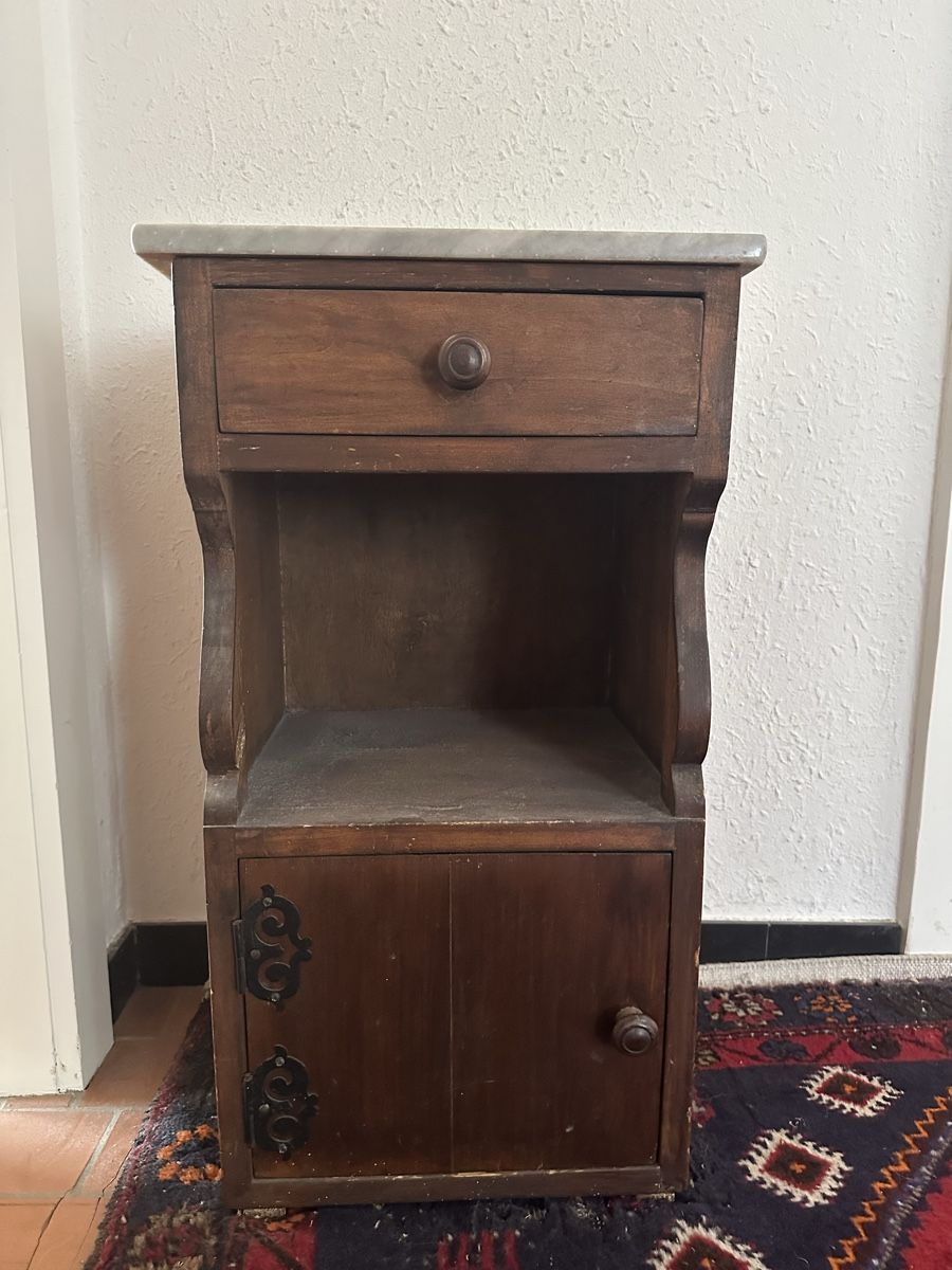 Tables de nuit: Schränkli antik  – D'occasion à Bern par Penda1