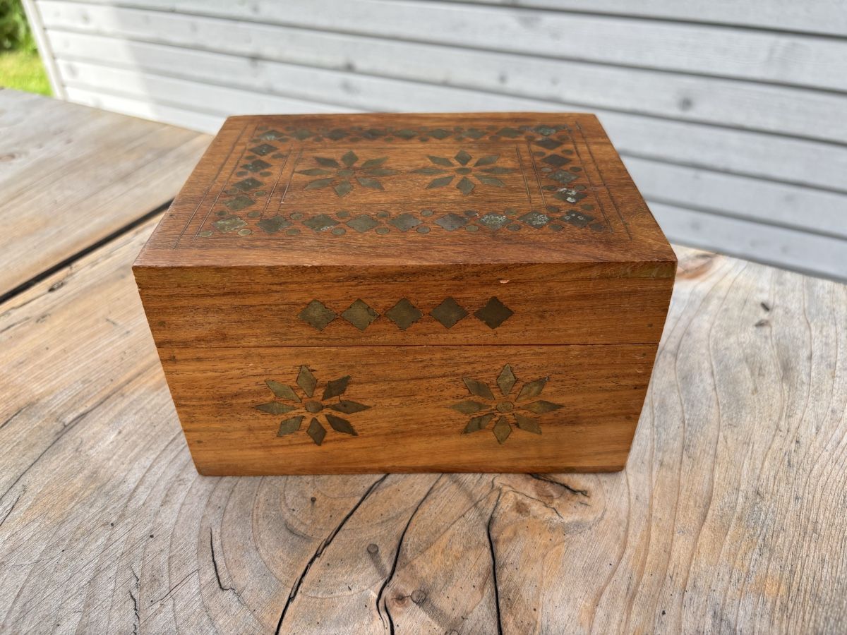 Cassapanche: Holzschatulle mit Messing-Intarsien – Usato da Würenlos venduto da Ashley24 1