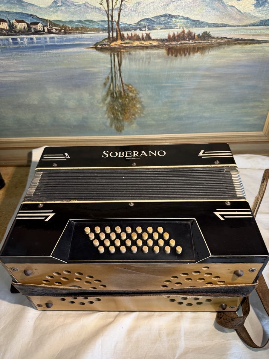 Strumenti musicali: Akkordeon SOVERANO 32 Bässe Antik  – Usato da dietikon venduto da fernando011 2