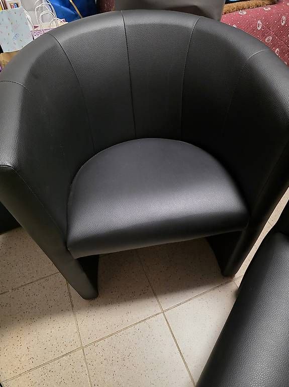 Fauteuils: Poltrona nera simil pelle  – Neuf avec emballage d'origine à Osogna par dax_t9lm 1