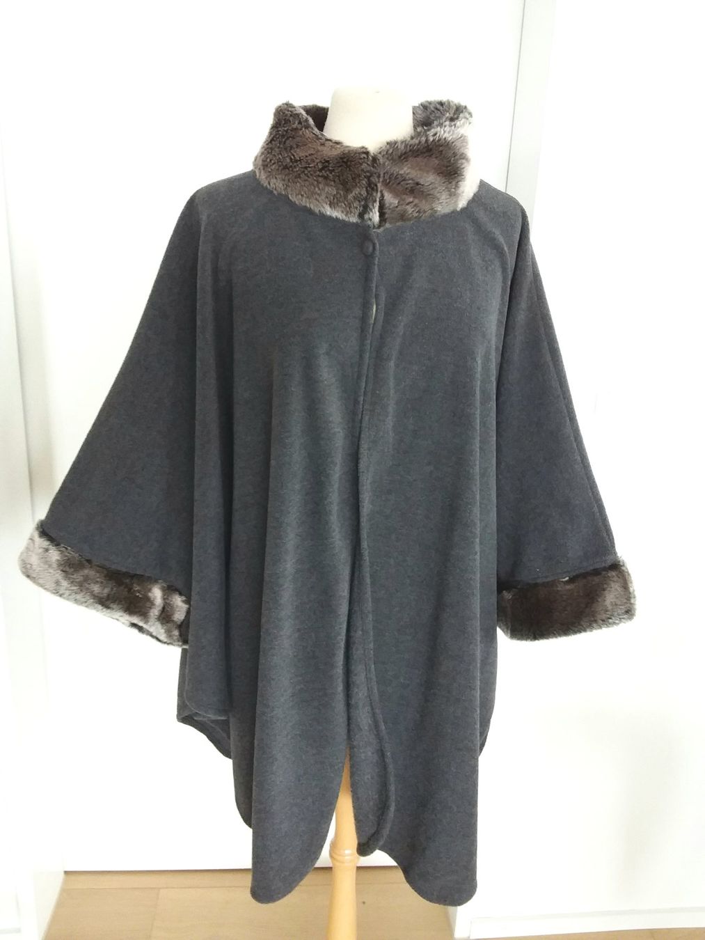 Sonstige Damenmode: Cape / Poncho – Gebraucht aus Immensee von Btrutmann