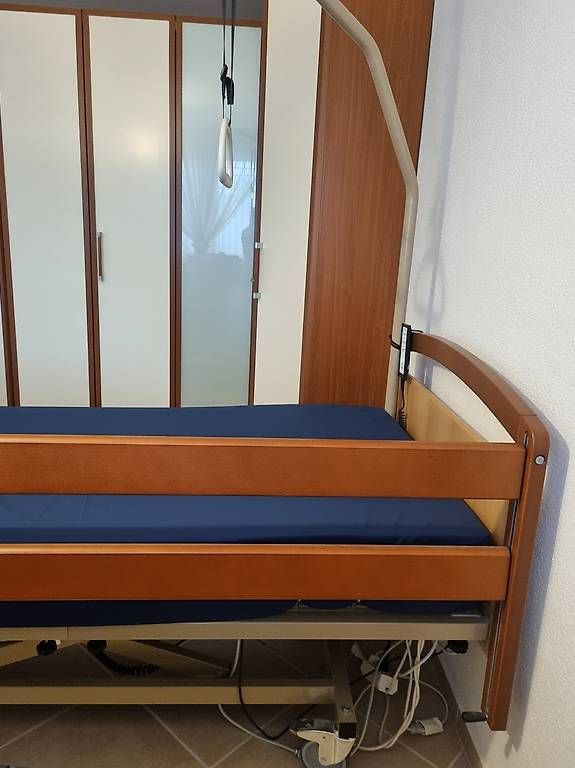 Letti: Pflegebett 90x200cm motorisiert – Usato da Wettingen venduto da Prisilla 4
