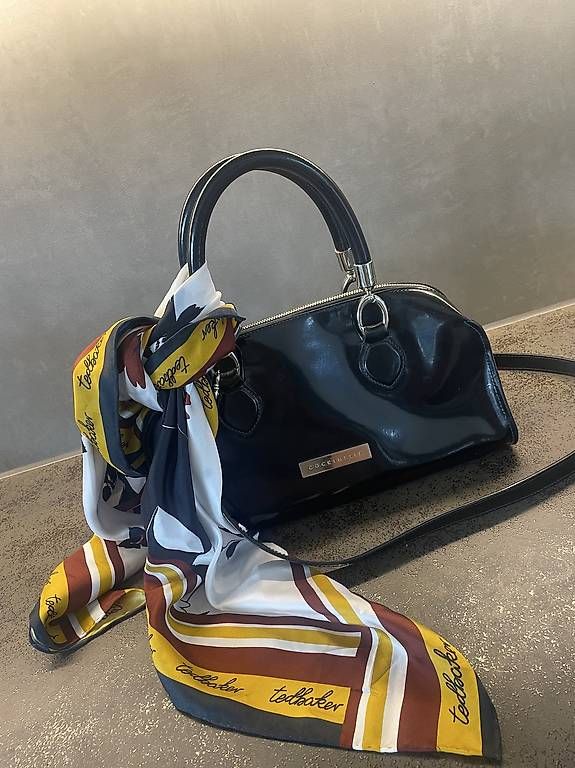 Coccinelle Borse da donna: Coccinelle Bowler Lackleder schwarz – Usato da Bronschhofen venduto da Ratz2