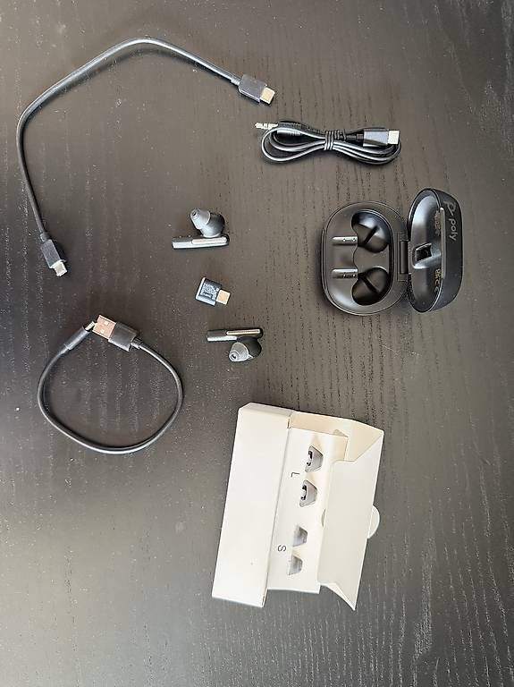 Jabra Cuffie: Poly Voyager Free 60+ UC Black Touchscreen Case USB Adapter – Usato da St. gallen venduto da Weltaristokrat 3