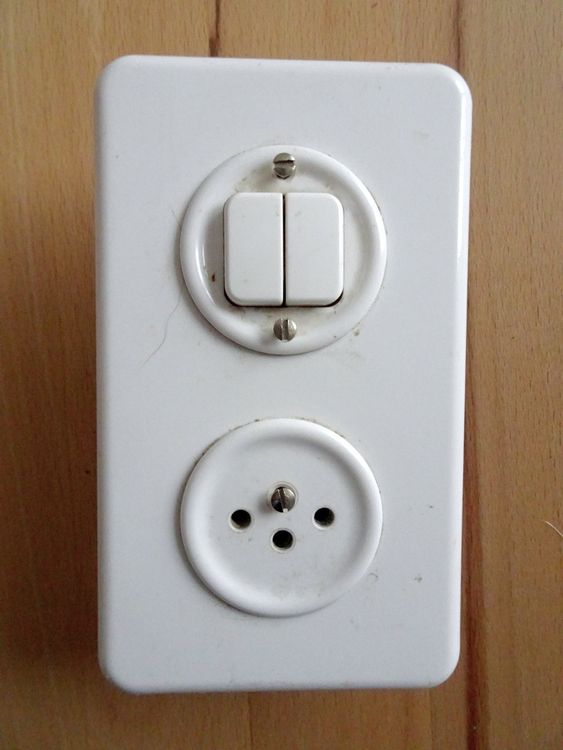 Jandei Schuko-Steckdose Mit Doppelschalter – 2P+T 16A, 230V, Polycarbonat Weiß, Inkl. Rahmen & Mechanismus