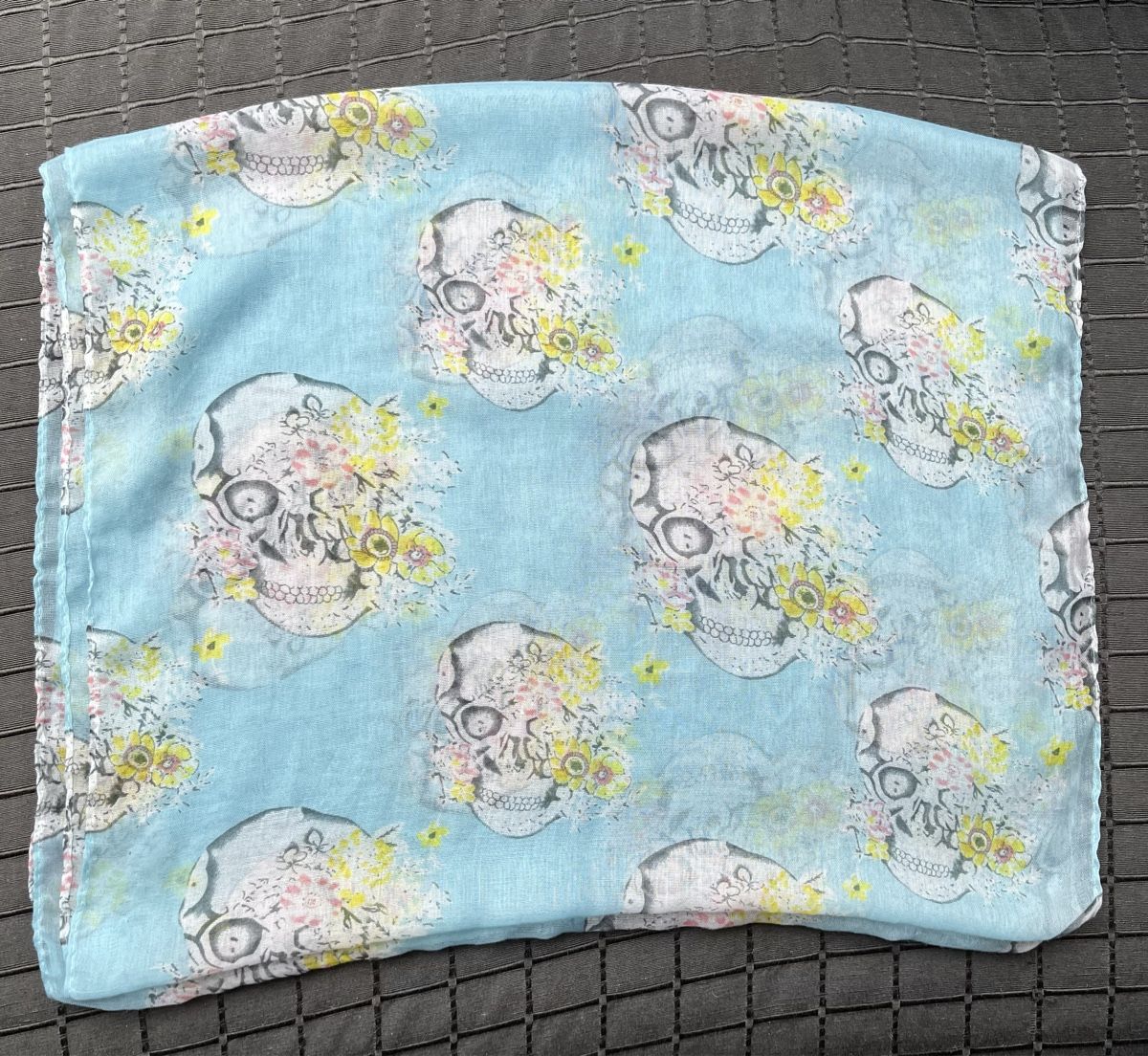 Foulard & Sciarpe: Stylischer Sommer Schal, Loop hellblau, Totenköpfen und B – Usato da Gattikon venduto da AnnettFloh