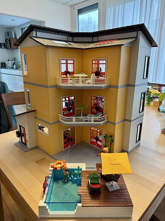 Spielzeuge: Playmobil 3-stöckiges Eckhaus mit Bakon und Pool – Gebraucht aus Neftenbach von reg_2fvh 1