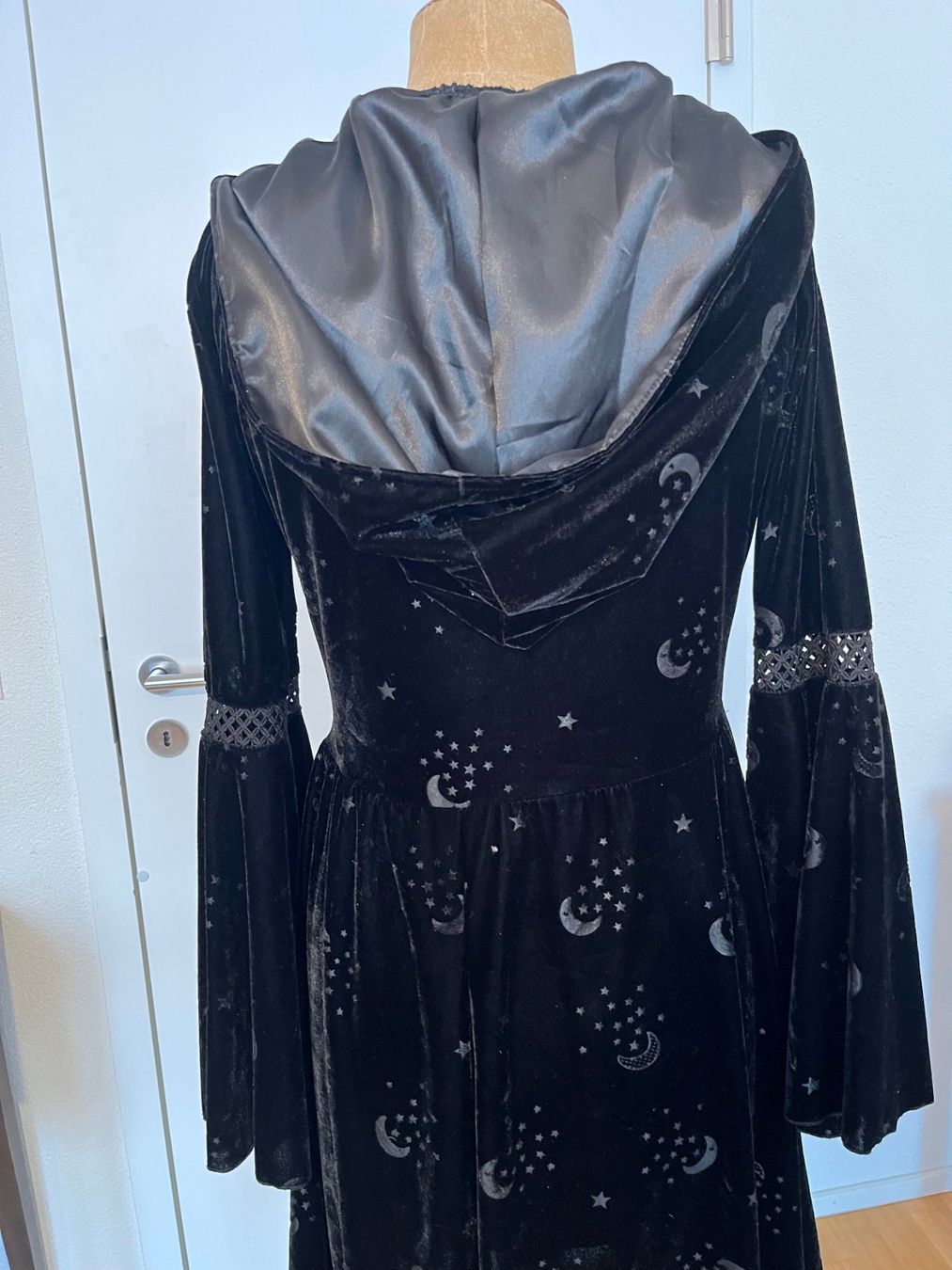 Kostüme: Hexenkleid aus Samt – Gebraucht aus Luzern von Aleoschli 5