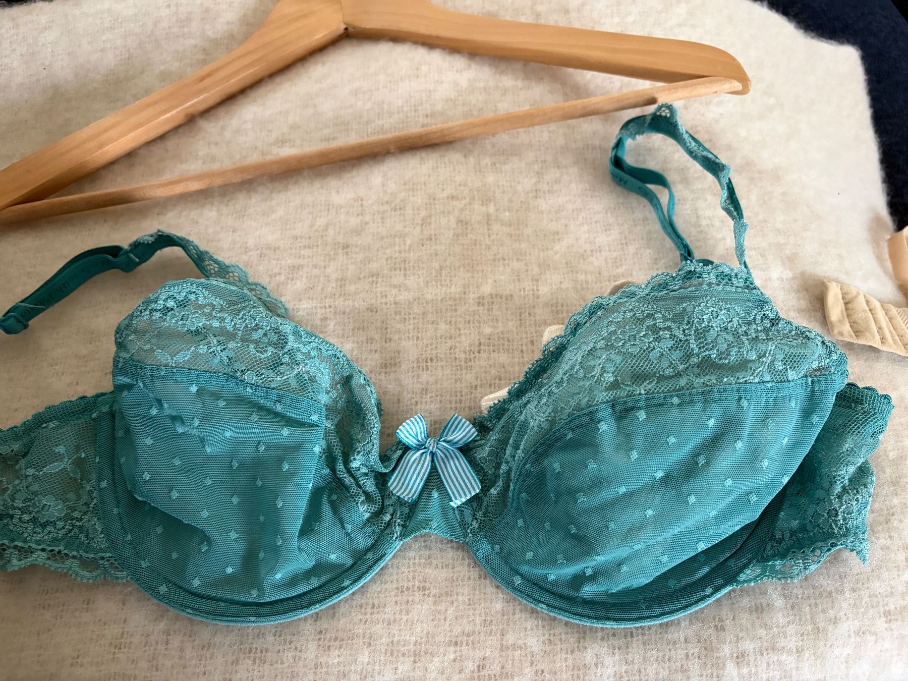 Autres dessous: 3 soutiens gorge – D'occasion à riddes par lauali01 1