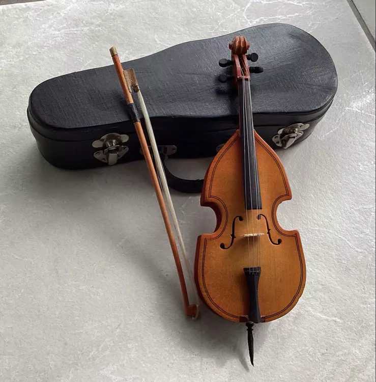 Miniatur Cello mit Kasten und Bogen, Sammlerstück! (Gebraucht) in ...