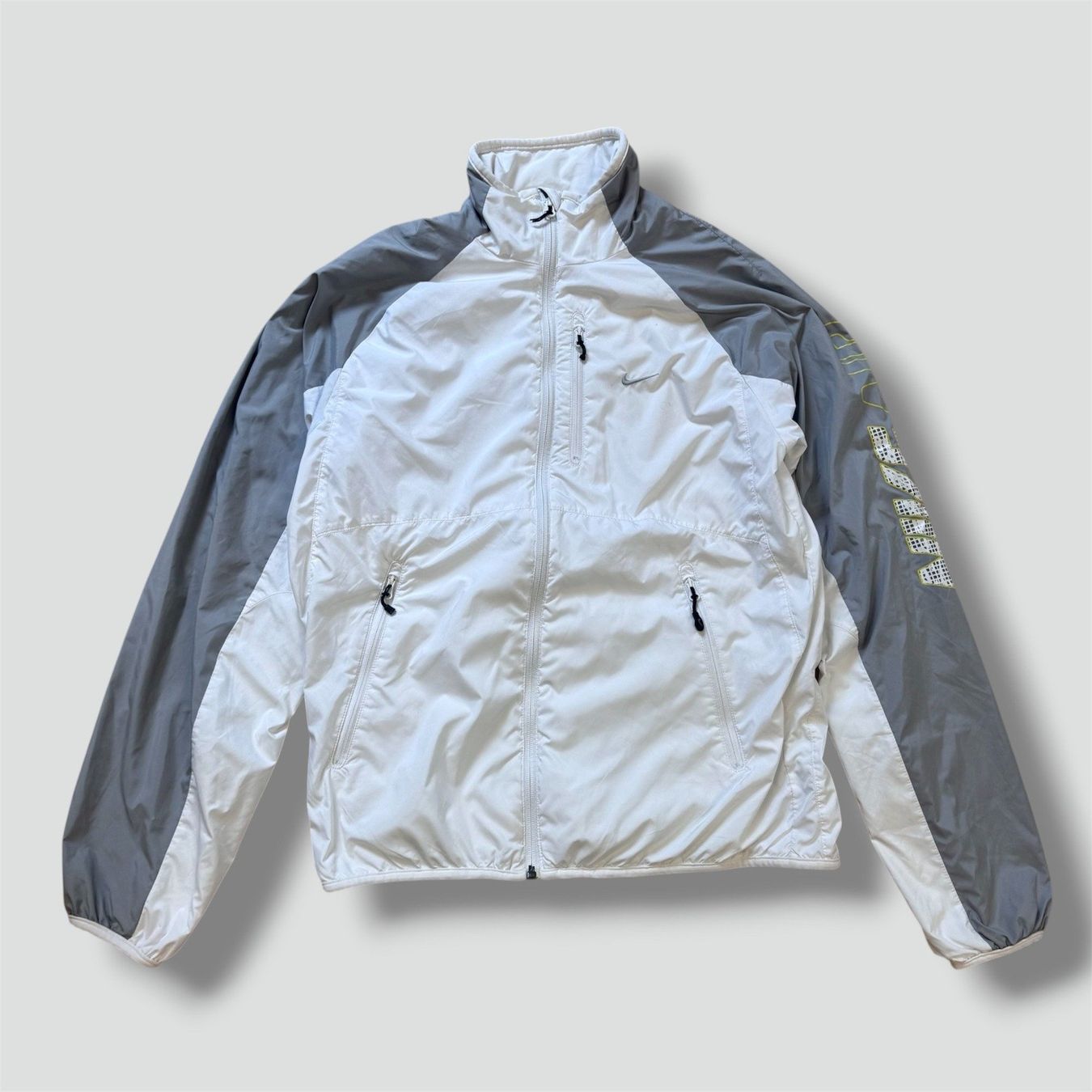 Nike Vestes: Nike Air athletic white track jacket – D'occasion à St. Gallen par sourced_limited