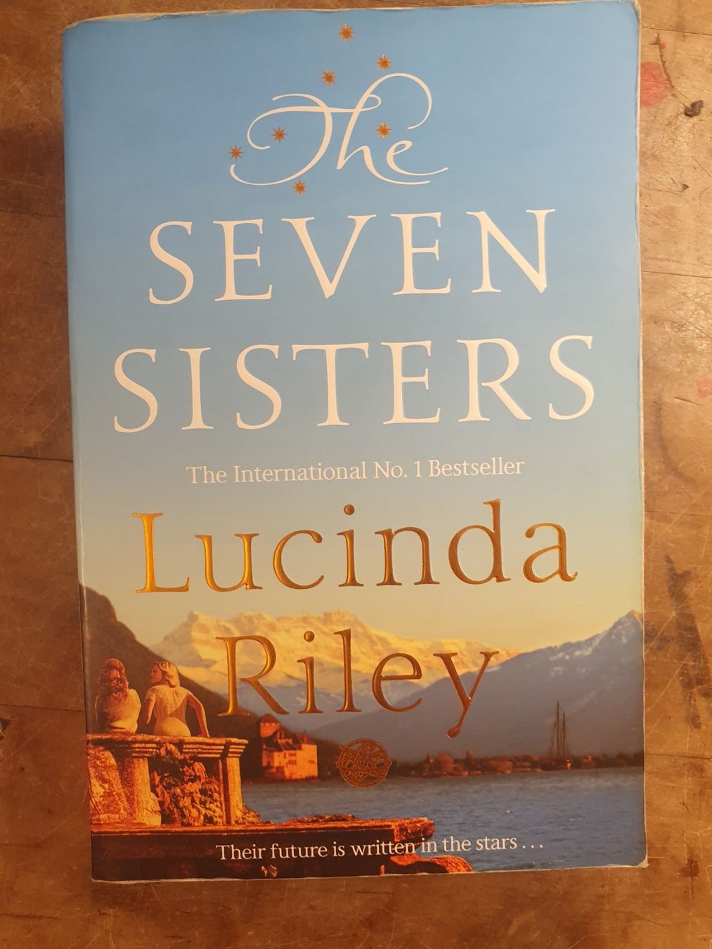 Libri: Seven Sisters - Lucinda Riley - Pan – Usato da Zürich venduto da loosebone