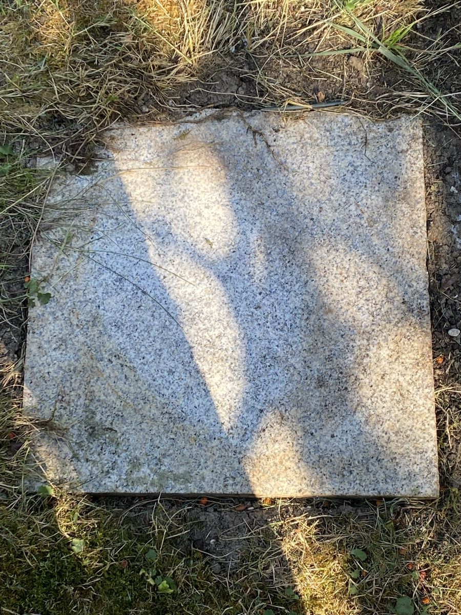 Bodenbeläge: 5 Granitplatten davon 1 zerbrochen – Defekt aus Gerlikon von jabadabadu
