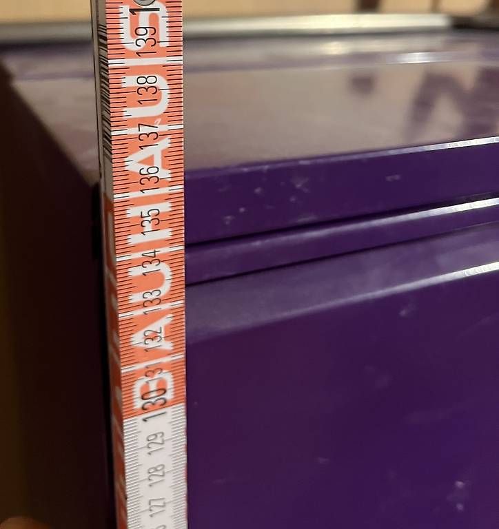 Autoribaltabili: Schmaler violetter Schuhschrank – Usato da Herzogenbuchsee venduto da DC_1978 1