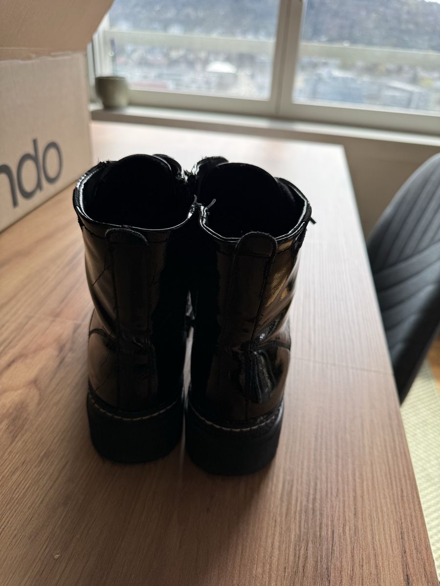 Scarpe da donna: Schwarze Glanz-Boots Gr. 39 – Usato da Schlieren venduto da NM_Nici 3