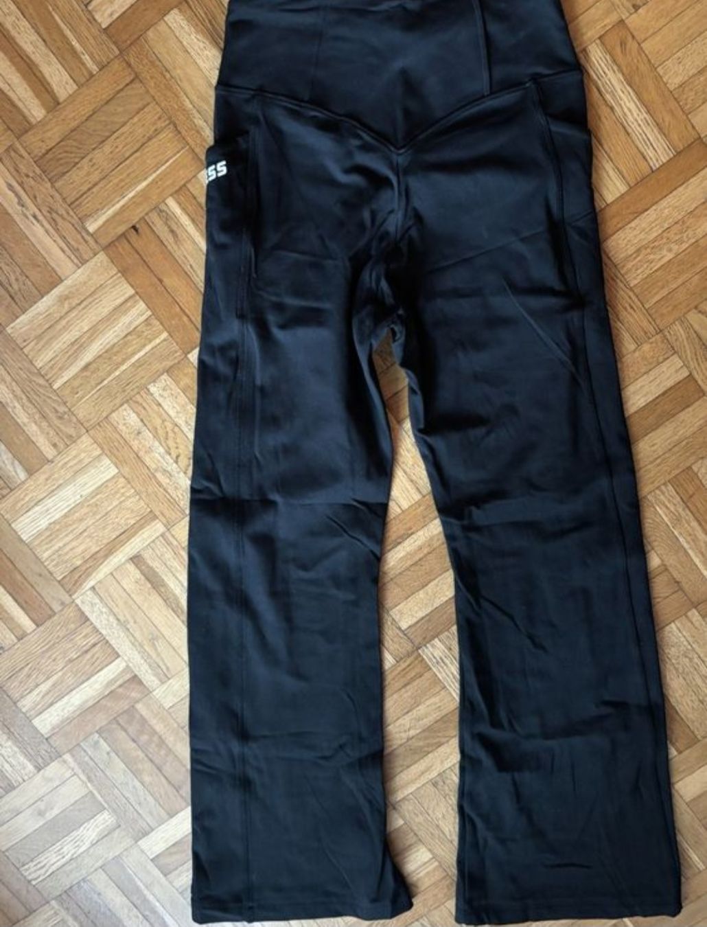 Guess Pantaloni: Schwarze  Trainingshose,  GUESS Gr.36/38 – Usato da Interlaken venduto da NataliiaS 1