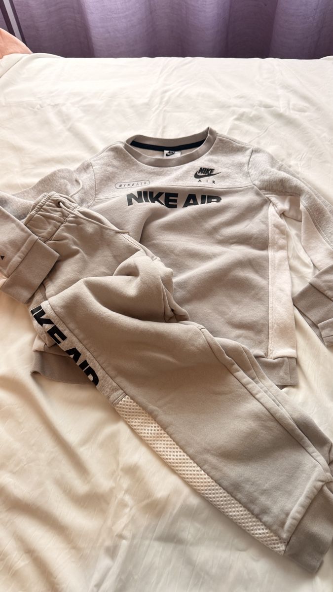 Nike Lotti & Set di vestiti: Nike gris taille M – Usato da Meyrin venduto da Pretty2000