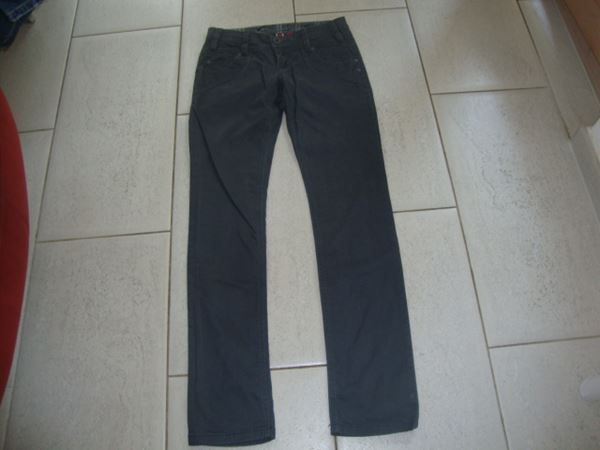 Esprit Pantaloni: ESPRIT HOSE GR.32 NEUWERTIG – Usato da Rotkreuz venduto da Samballi