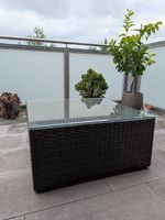 Rattan-Gartentisch mit Glasplatte / Rattan-Hocker mit Kissen