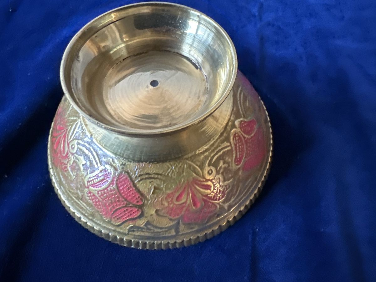 Schalen: Dekorative Vintage Messingschale mit rotem Blumenmuster – Gebraucht aus Zürich von Chaeffeler 3