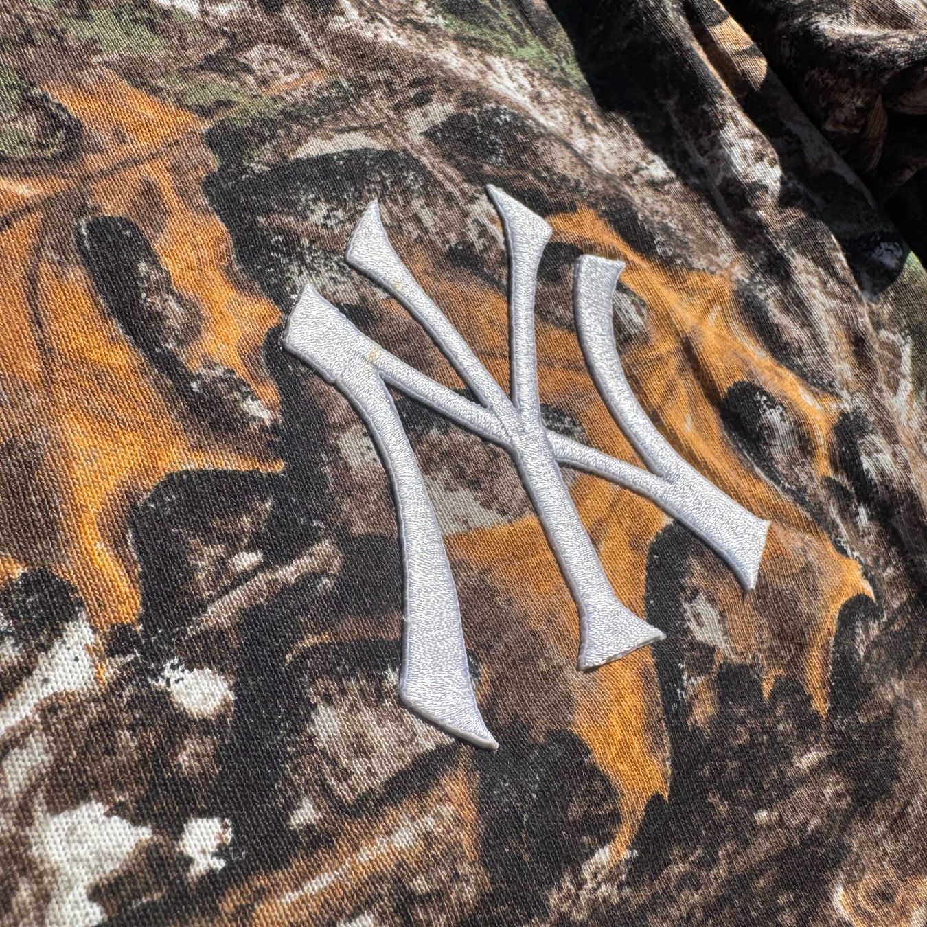 Maglioni & Felpe: Yankees custom made camouflage leaf longsleeve – Usato da St. Gallen venduto da sourced_limited 2