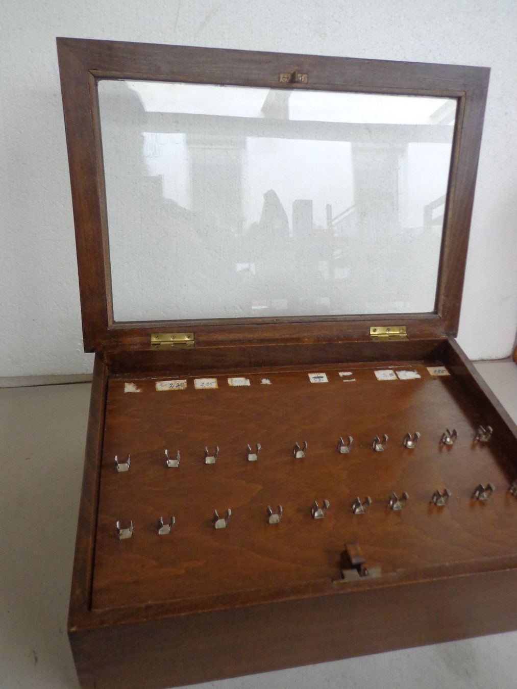 Vetrine: Alte kleine Verkaufsvitrine – Usato da Zofingen venduto da gruempuhaendler 2