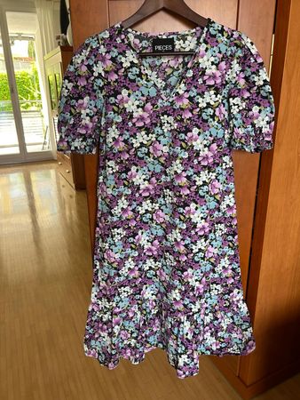 Schönes Blumenkleid von PIECES, Gr. XS
