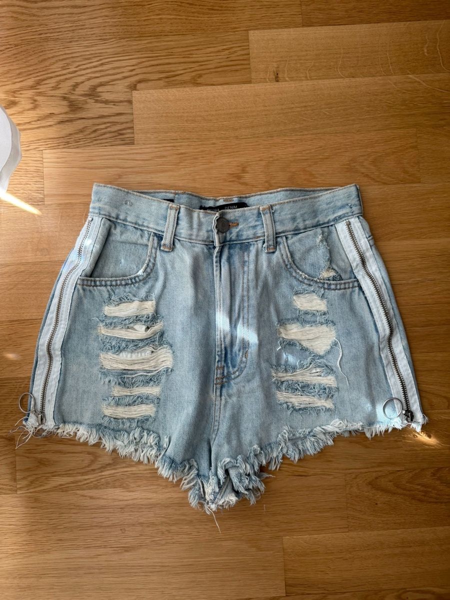 Bershka Jeans: Stylische Destroyed Jeansshorts Gr. 36 – Gebraucht aus Grenchen von Bach94