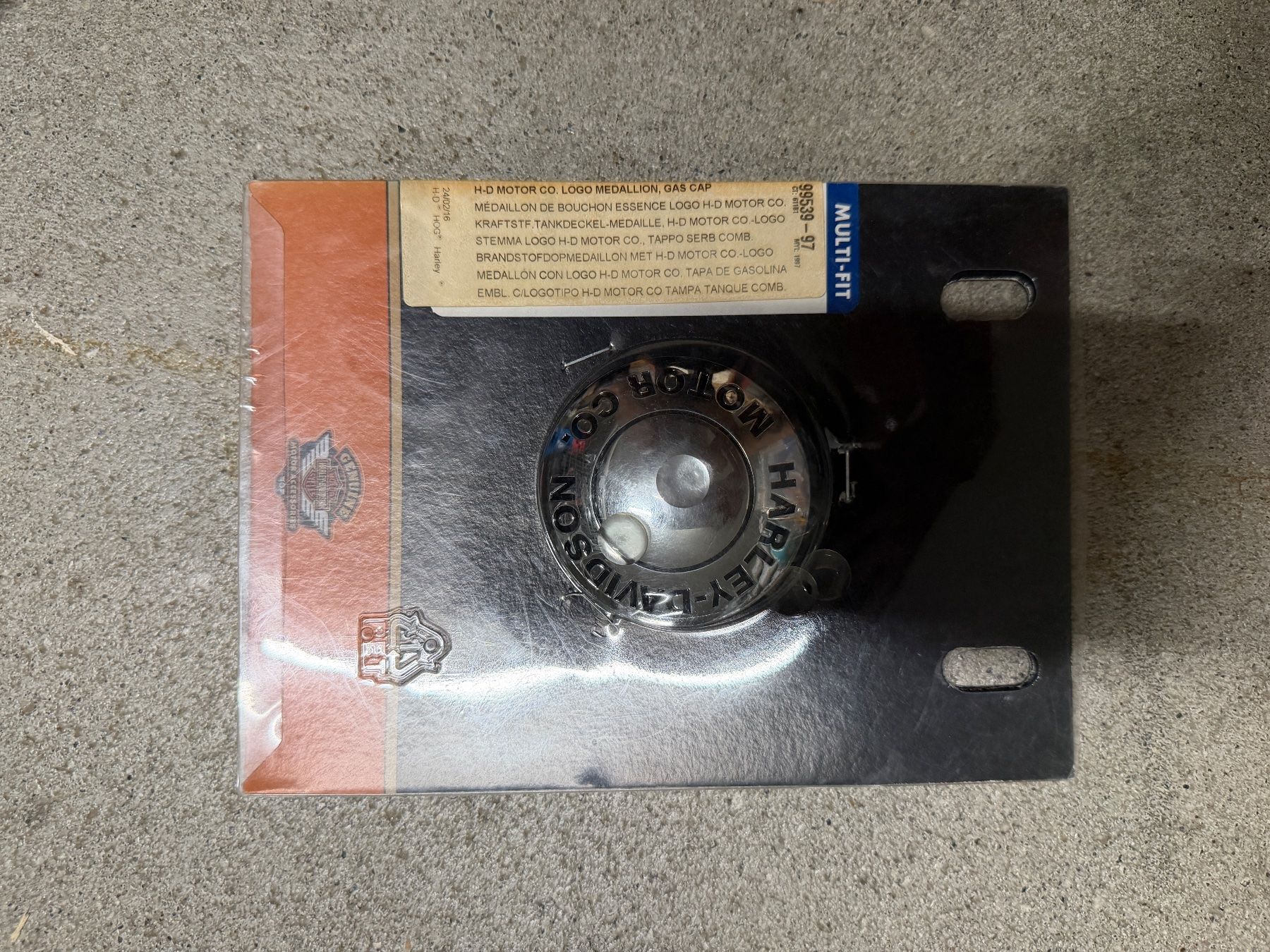 Harley-Davidson Toutes les pièces détachées moto: 99539-97 Harley-Davidson Tankdeckel-Medaillon – Neuf avec emballage d'origine à Ostermundigen par jas_9j7d 1