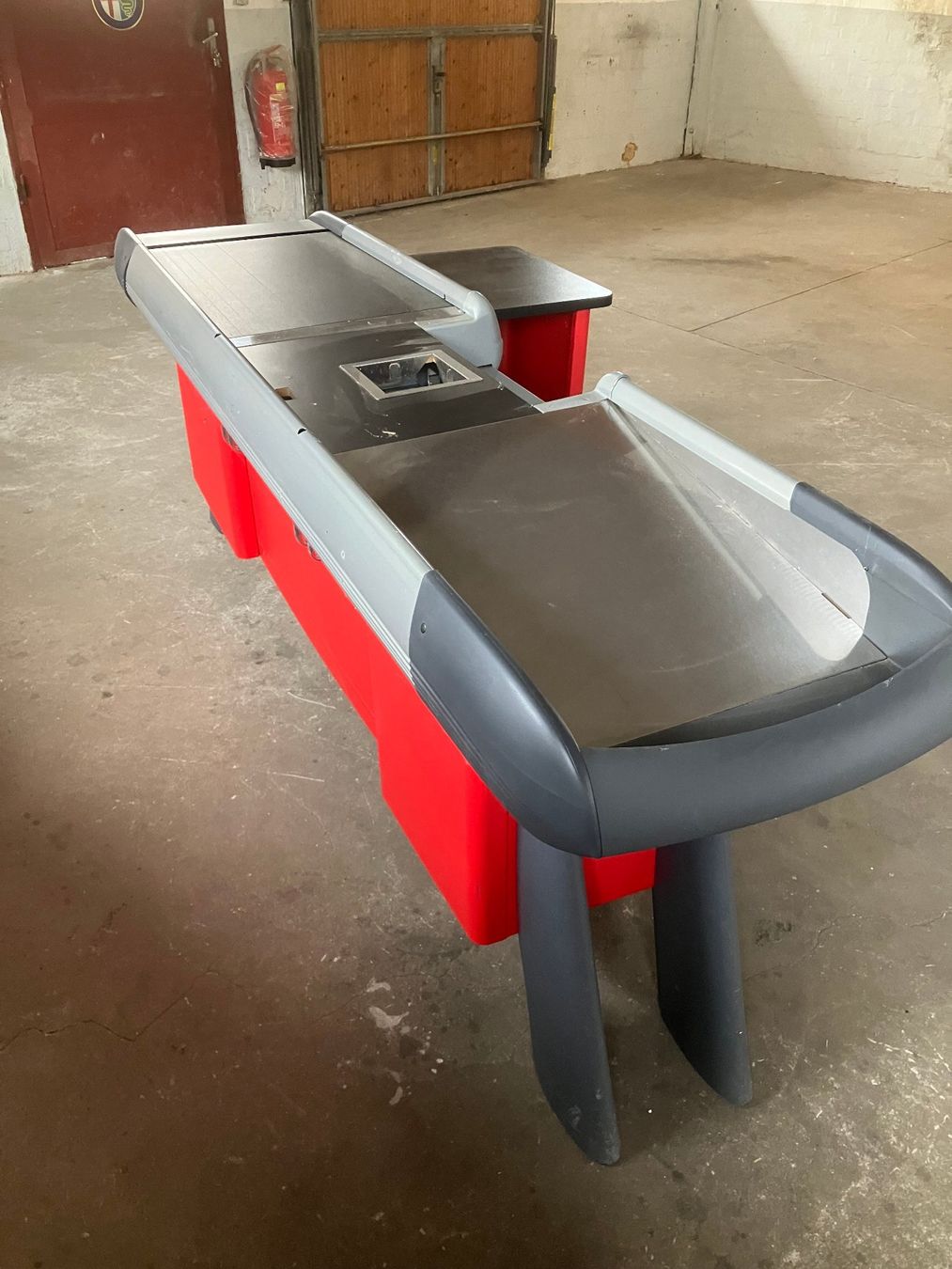 Transportkisten: boxe service avec service à droite, tapis roulant – Gebraucht aus Tavannes von dada017