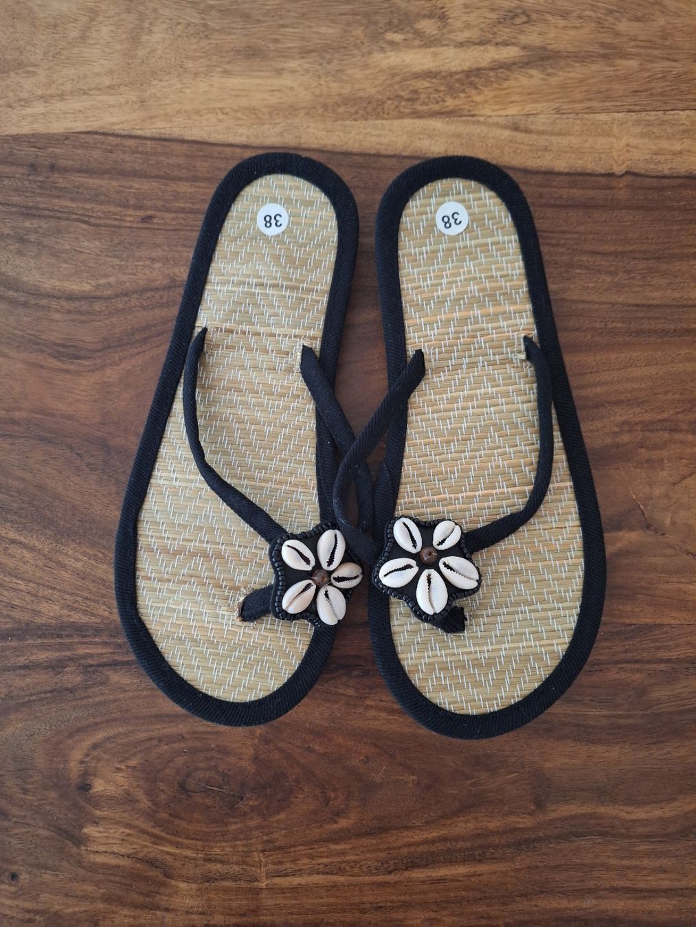 Scarpe da donna: Flip-Flops mit Muscheldekor in Gr. 38 – Usato da Oberrieden venduto da man_tky9 1