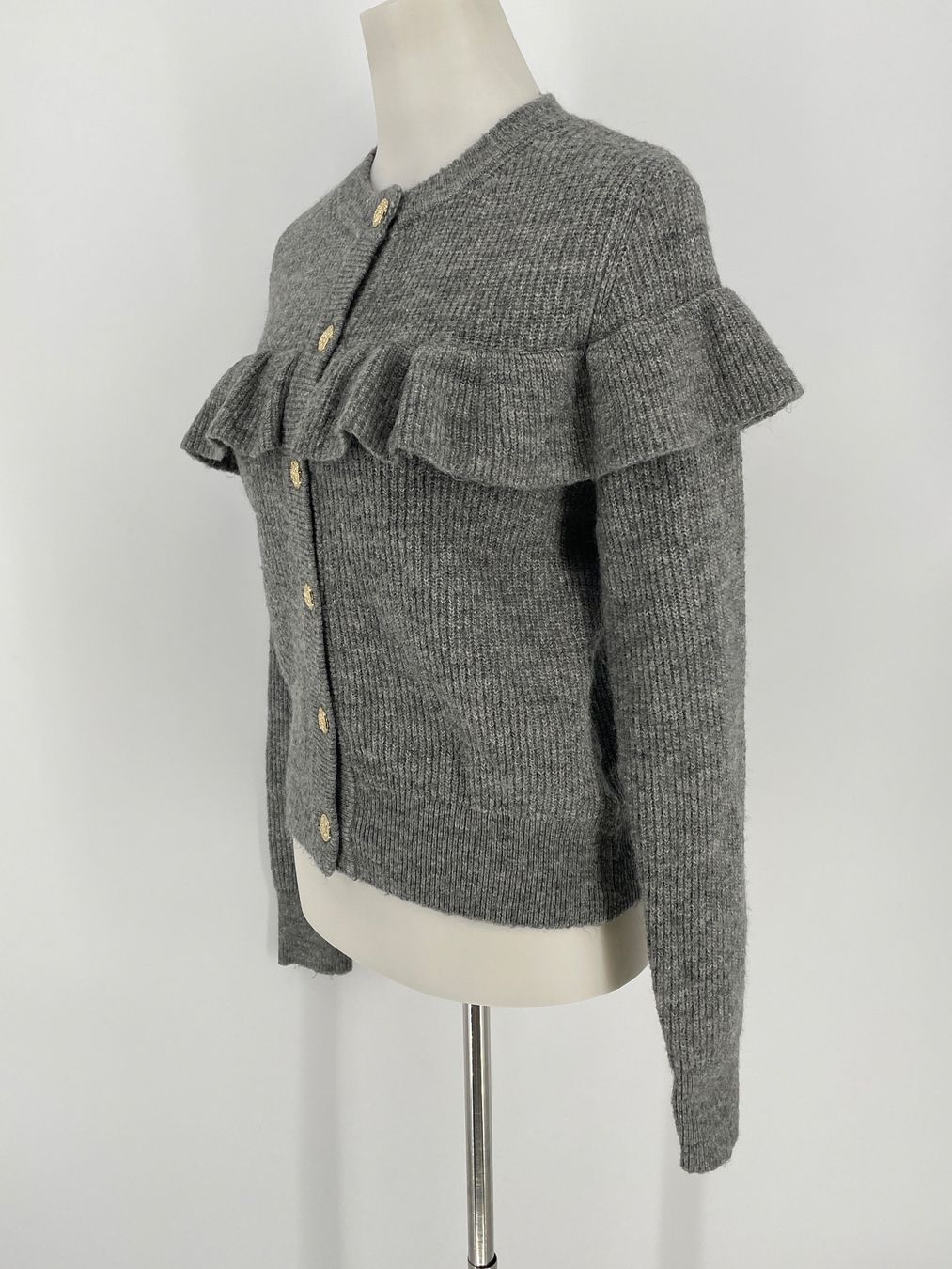 H&M Maglioni & Felpe: Graue Strickjacke Gr. XS H&M  mit Rüschen – Usato da Auenstein venduto da moin. 1