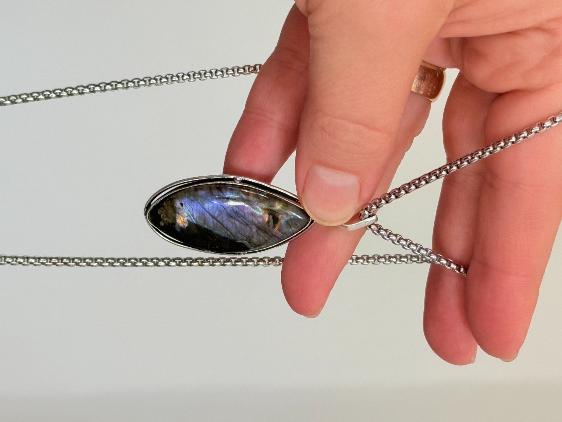 Ketten: Collier avec pendentif labradorite – Neu und originalverpackt aus Genève von AGBERG 2
