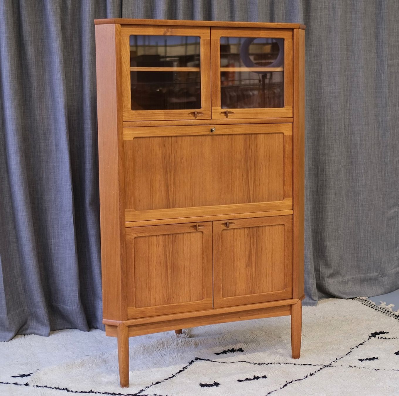 Cassettiere: Danish Corner Cabinet by H. W. Klein for Bramin, Denmark – Usato da Bern venduto da Zmodern_VIN 6